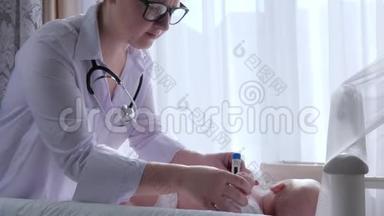 家庭医生、体温计测量婴儿体温的医务工作者